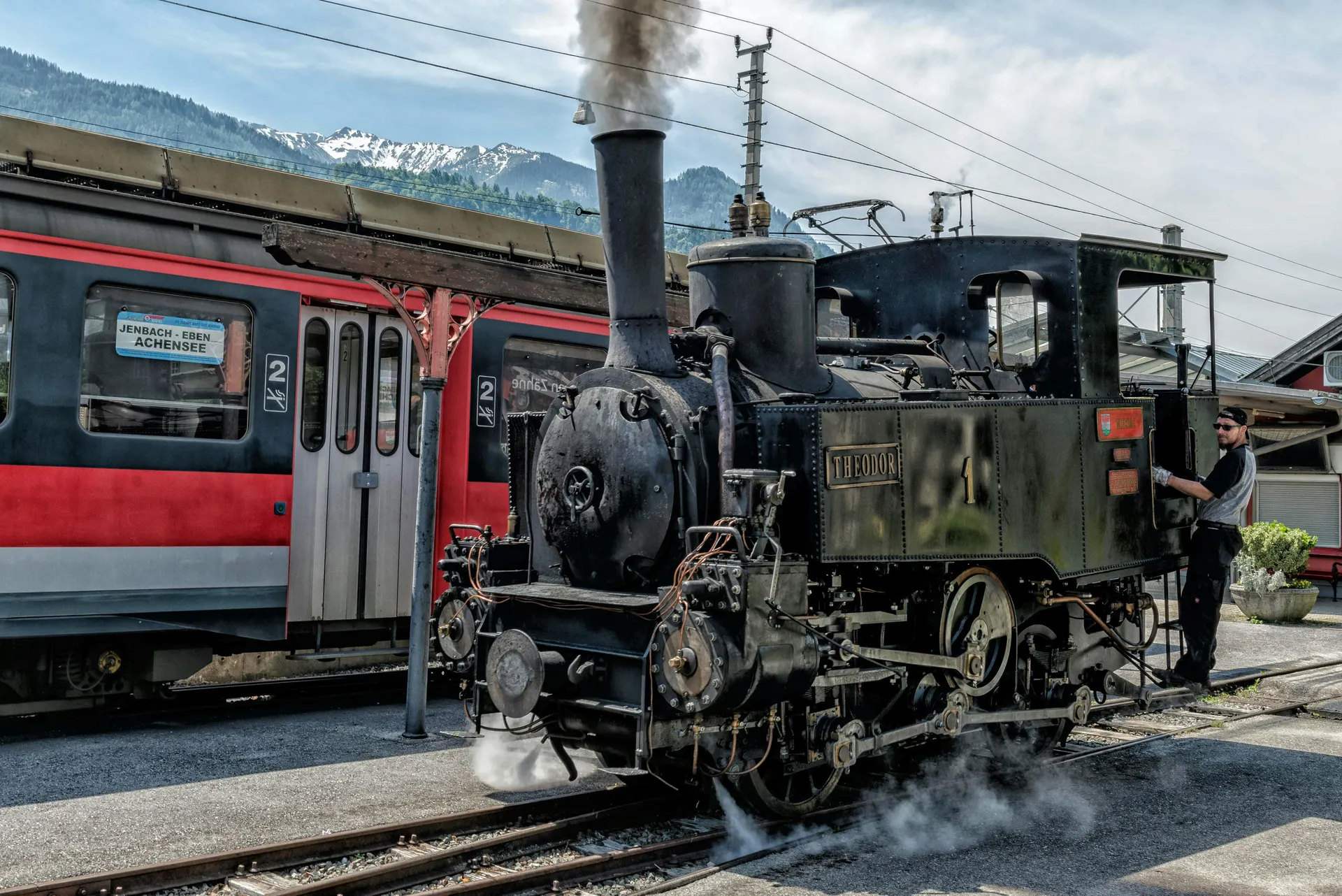 Historischer Bahnhof mit österreichischem Alpenzug und Messingdetails
