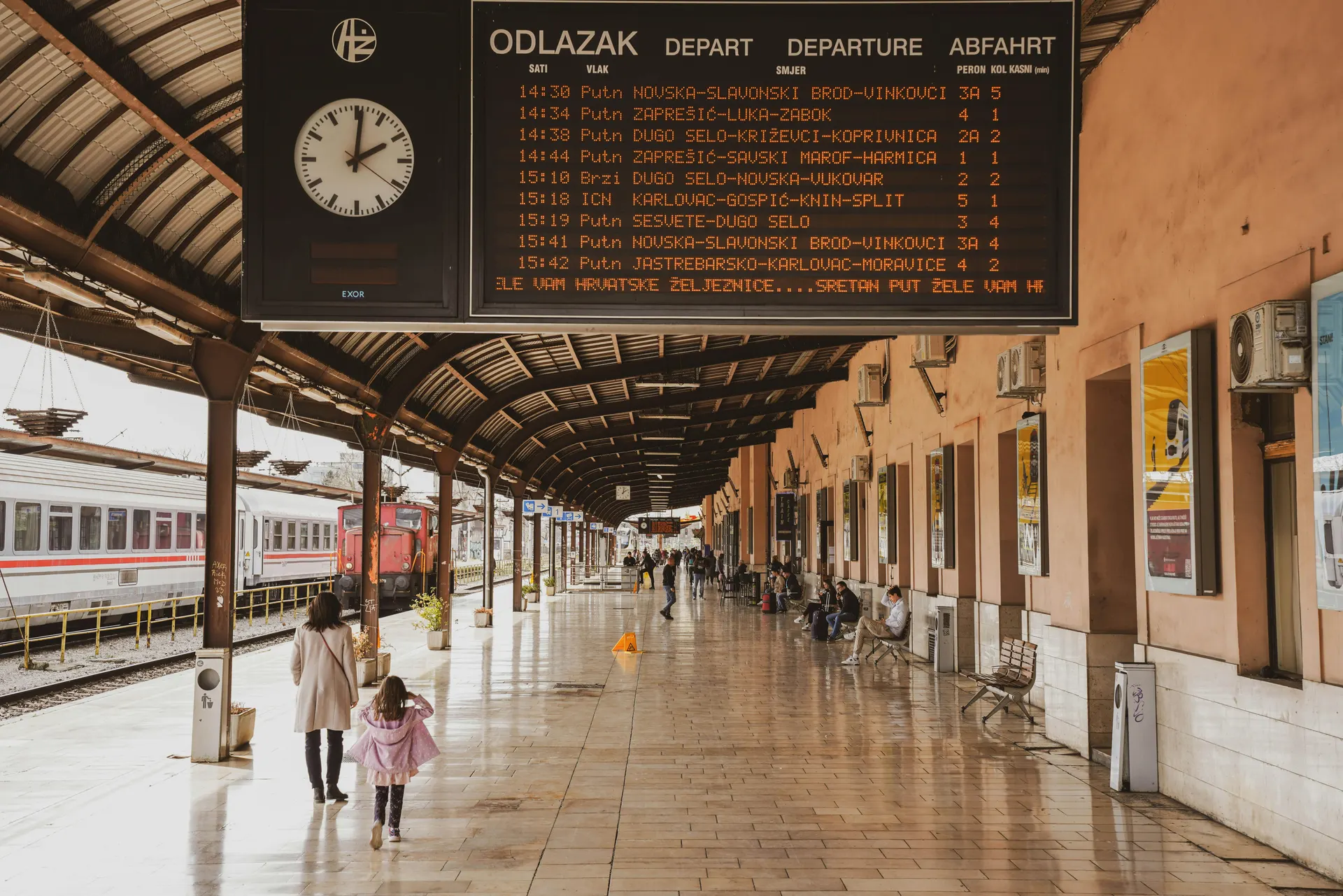 Historische österreichische Bahnhofshalle mit abfahrendem Zug
